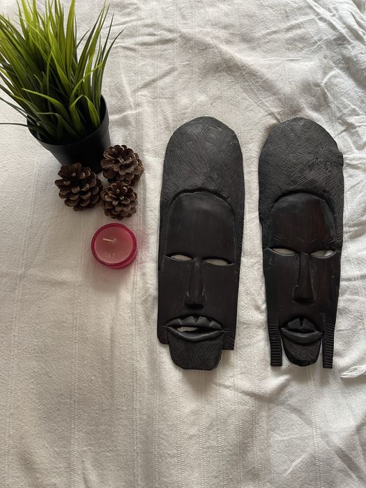 Duas mascaras  feitas a mão