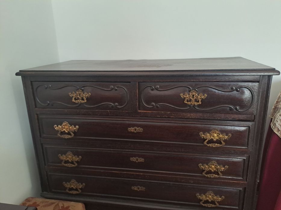 Mobilia de quarto, cama com colchão, roupeiro, cómoda...