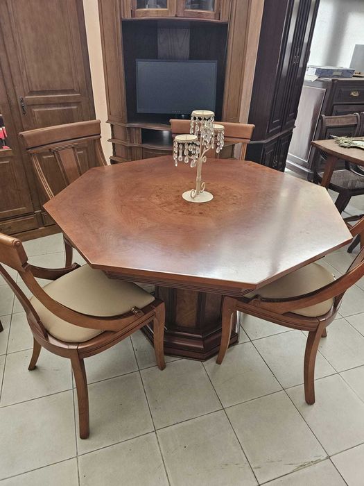 Mesa e cadeiras Novas de exposição