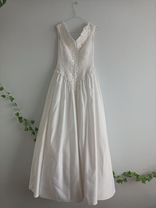 Piękna perłowa suknia ślubna w stylu hiszpanki