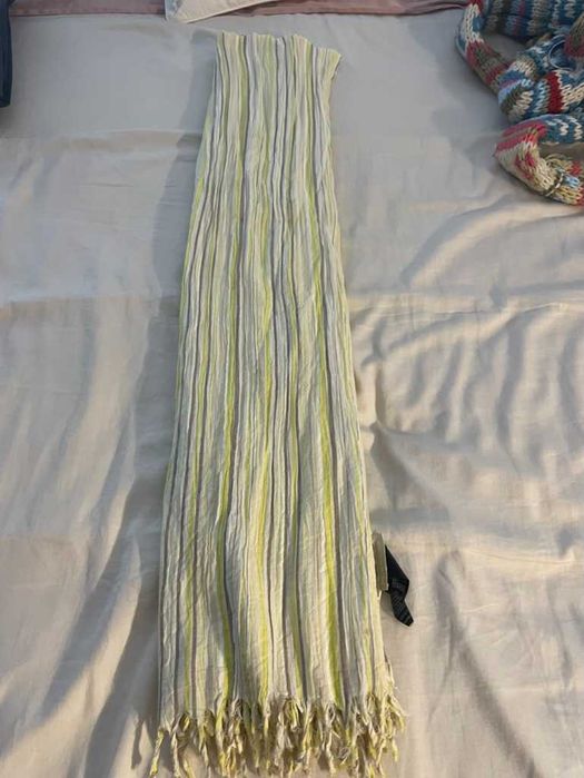 encharpe massimo dutti tons verde e beje lima