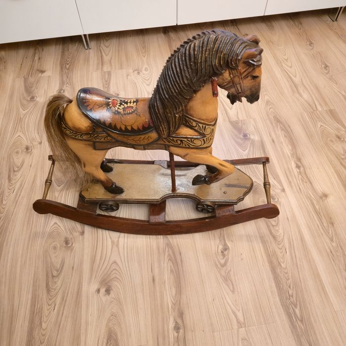 Malowany koń na biegowych z karuzeli