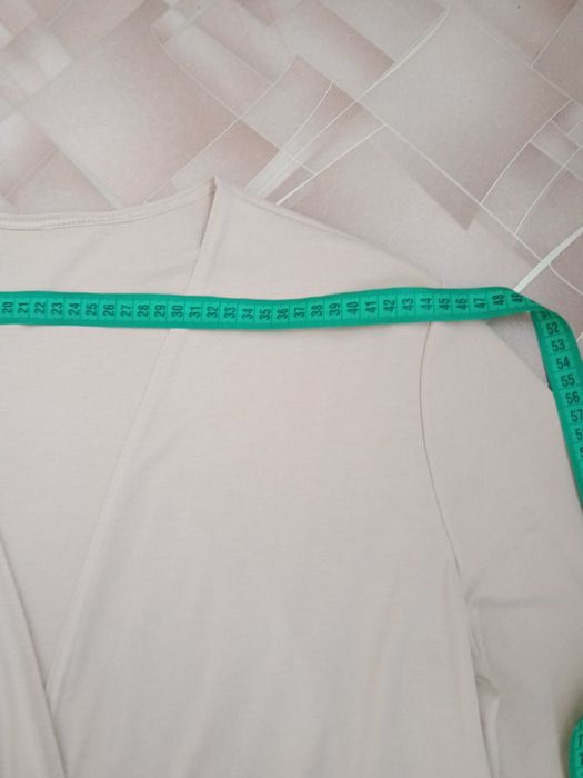 Кофта на завязках,размер 56.Бежевого цвета.