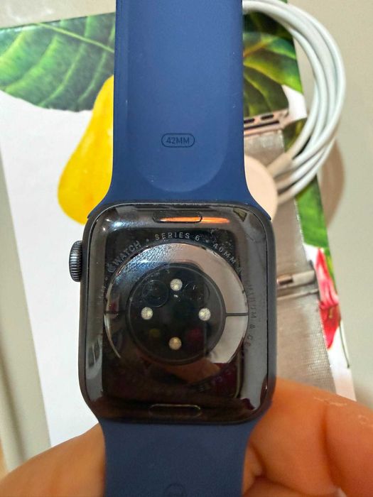 Apple Watch Series 6 40mm GPS Space Gray + 2 Braceletes e Carregador