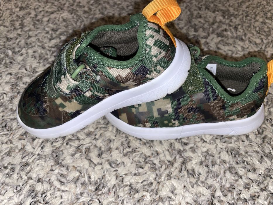 детские кроссовки с камуфляжным принтом и застежкой-липучкой.