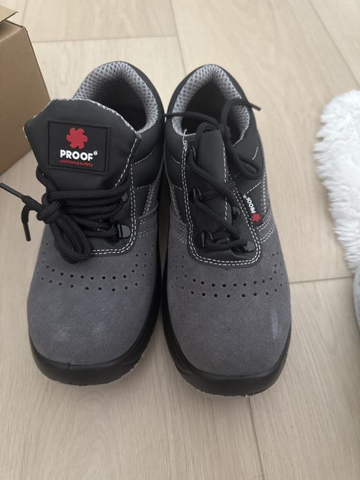 Buty z metalowym dziubkiem