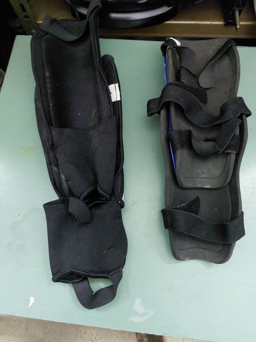 Caneleiras de criança azuis e pretas