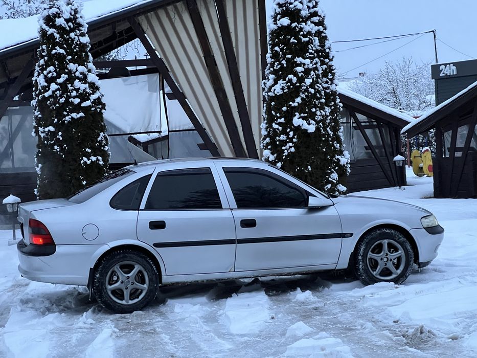 Продам вектру з мотором 1.6 1998року.