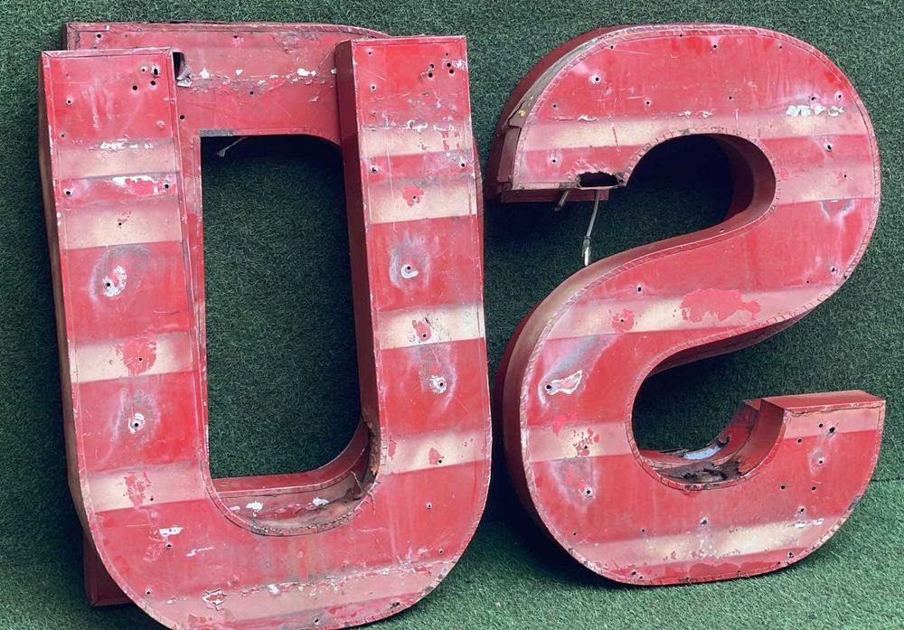 Letras antigas em metal, não eletrificadas