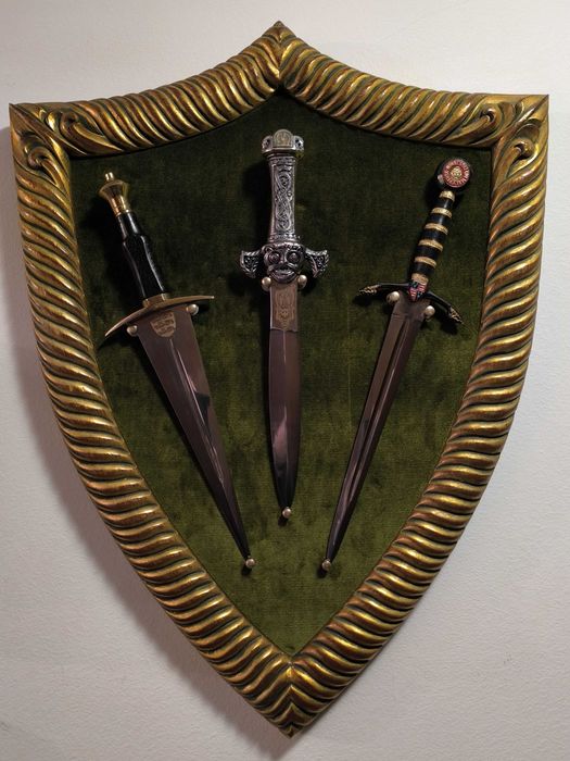 Expositor de parede em madeira, com 3 adagas, comprimentos 34 e 39 cm