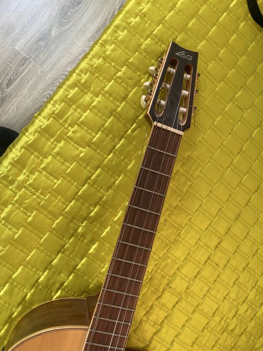 Guitarra marca LAG eletroacustica….