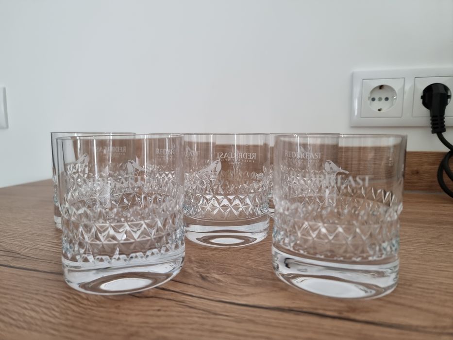 Copos de Gin Beefeater, Sharish, Whiskey Redbreast, Jameson