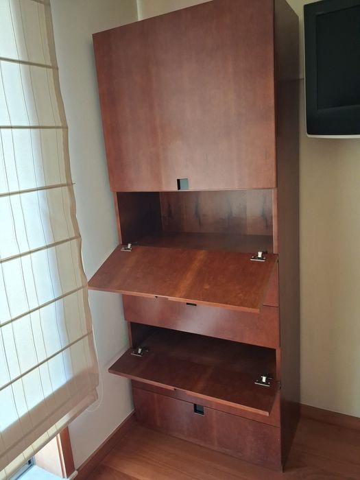 Quarto que inclui cama com cabeceira para arrumos e camiseiro,  em madeira maciça de cerejeira