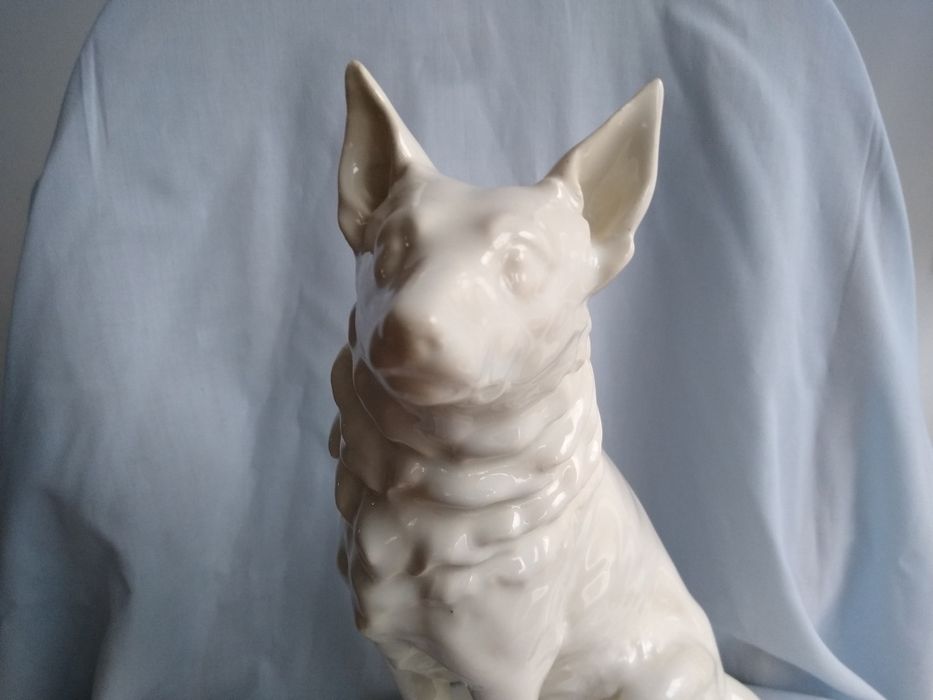 Duża porcelanowa figurka psa