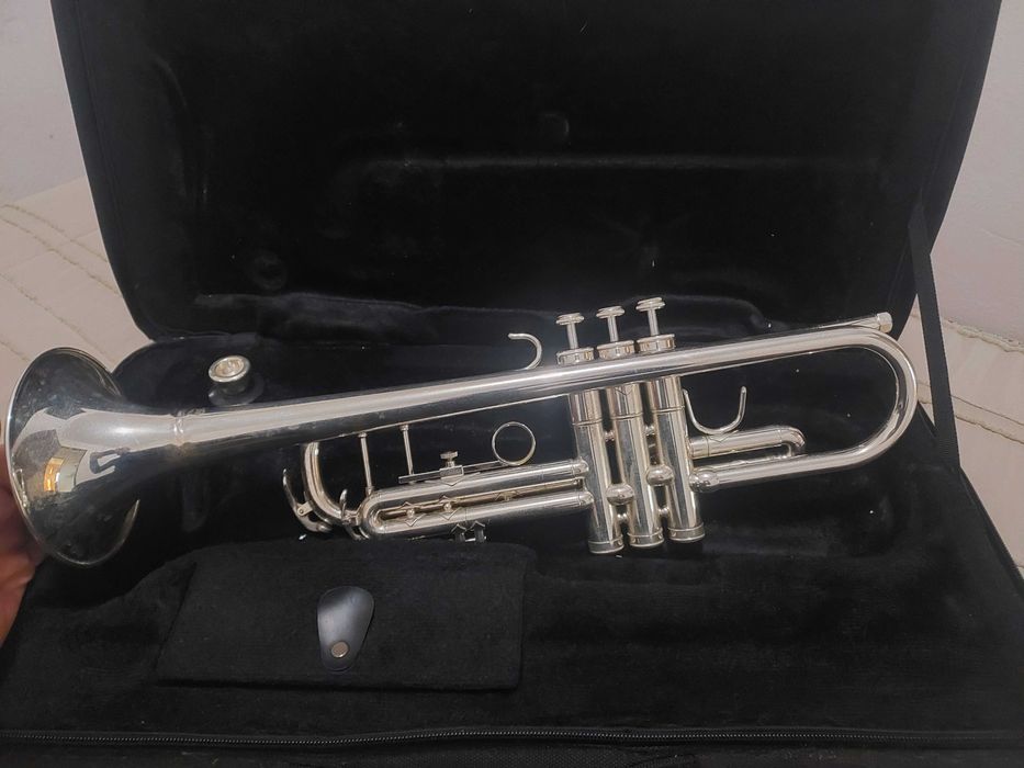 Trompete Stagg 77B + estante para partituras