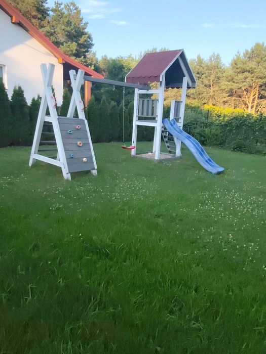 Domek nad jeziorem w Spychowie na Mazurach.