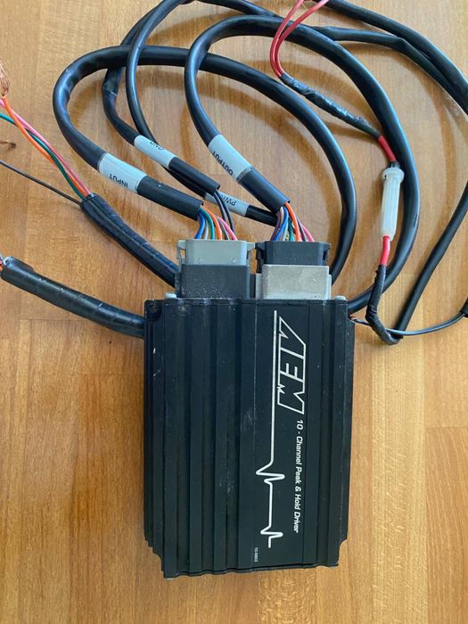 Топливный драйвер AEM Peak & Hold (номер модели 10-9903).