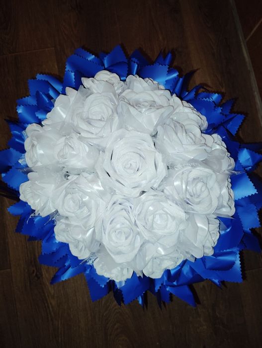 Букет с белых роз которые светятся