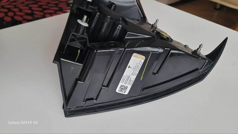 задние фонари в крыло и ляду на Tesla model Y 2024г