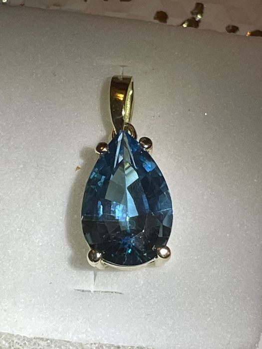 Złoty wisiorek z topazem