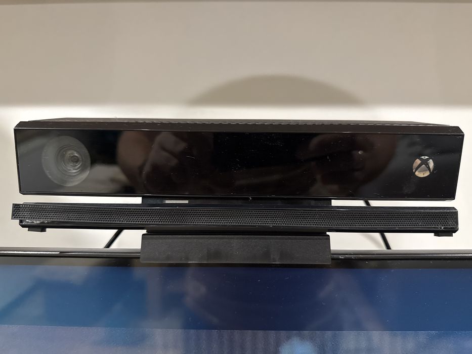 Xbox One S 1 Tb + Kinect + gry