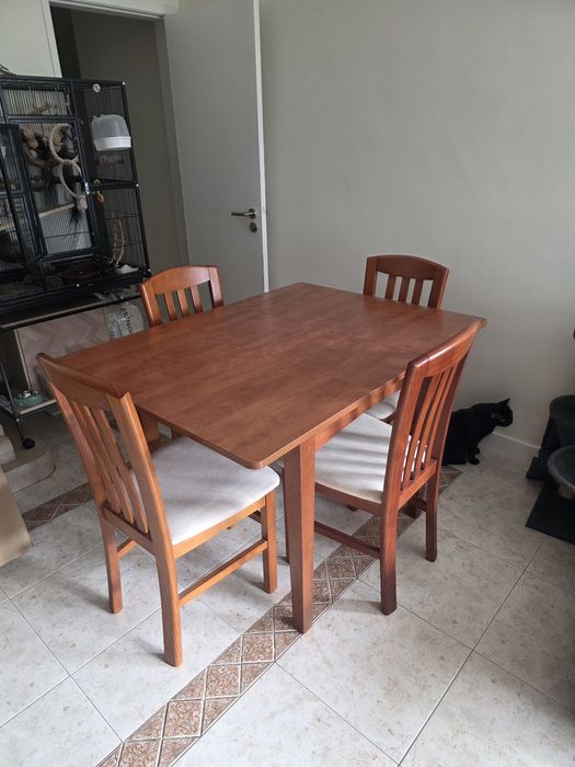 Mesa Extensível em Cerejeira + 4 Cadeiras + Capas (C/ Entrega)