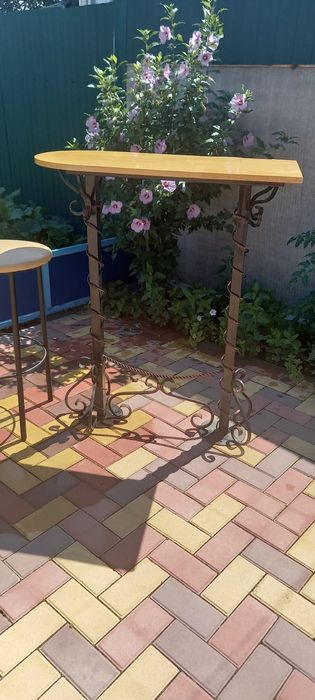 Продам столи та стільці для кафе чи дому
Пропоную у продаж:
5 столів (