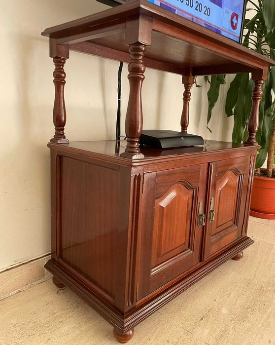 Mesa de televisão com arrumação (2 portas)