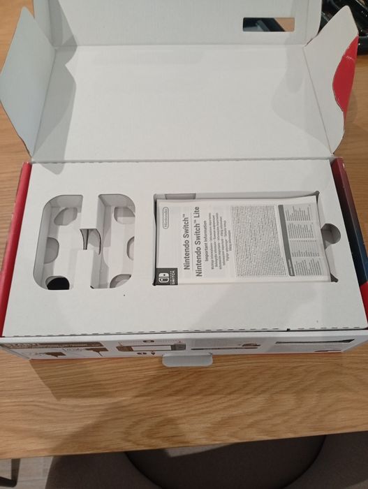 Nintendo Switch + Mario Kart + Zelda BOTW + Pokémon Shield + Extras