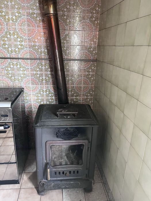 Salamandra em ferro usada