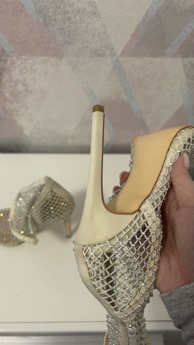 Туфлі на підборах зі стразами