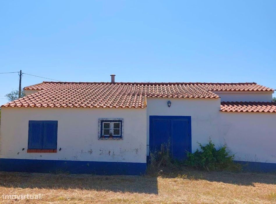 Moradia T2 com Terreno de 5.500 m² – Pavia