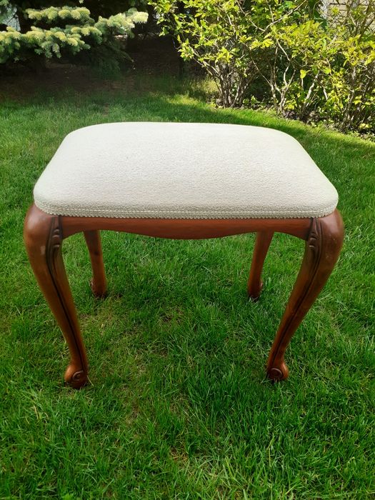 Piekny stylowy taboret