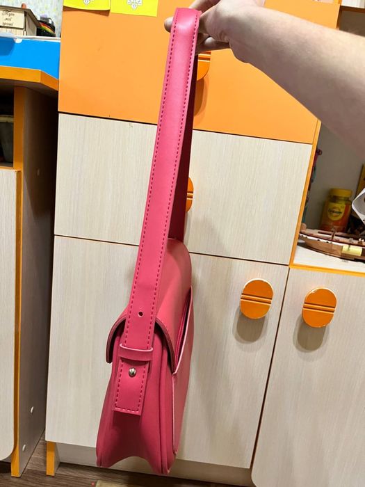 Нова малинова сумка-клатч, регульований ремінець, зручні відділення».