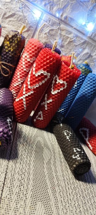 Програмні свічки з вощини, трав, ефірних олій та воску.