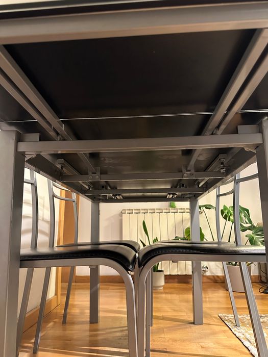 Conjunto: mesa preta extensível + 4 cadeiras