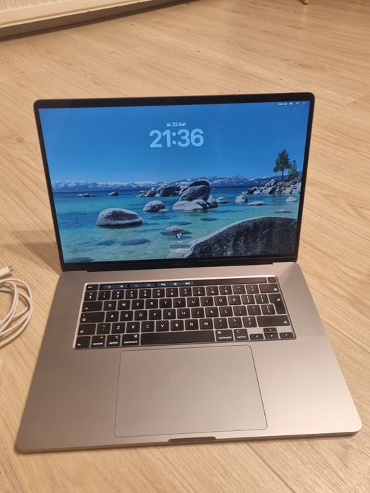 Macbook Pro Space Gray i9 32gb Radeon 5300M 4gb