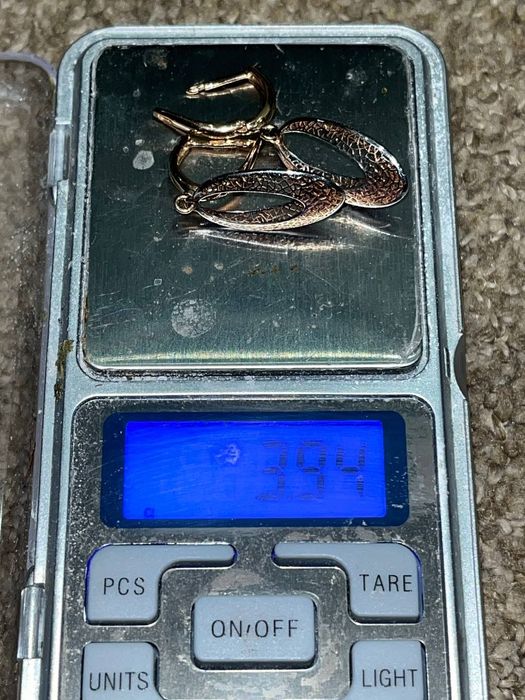 Продам золотые серьги. 3800