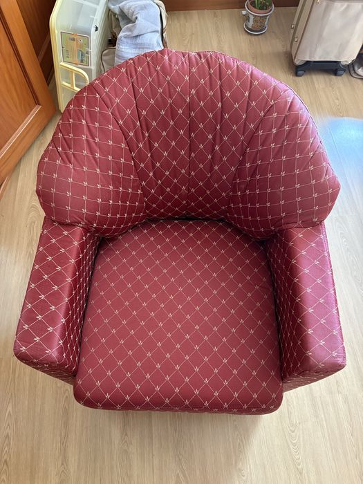Poltrona de Design Clássico Envolvente – Bordô e Dourado