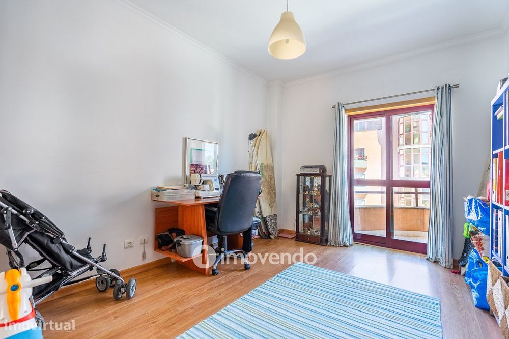 Apartamento T3 com áreas amplas, varandas e arrecadação, em Alverca
