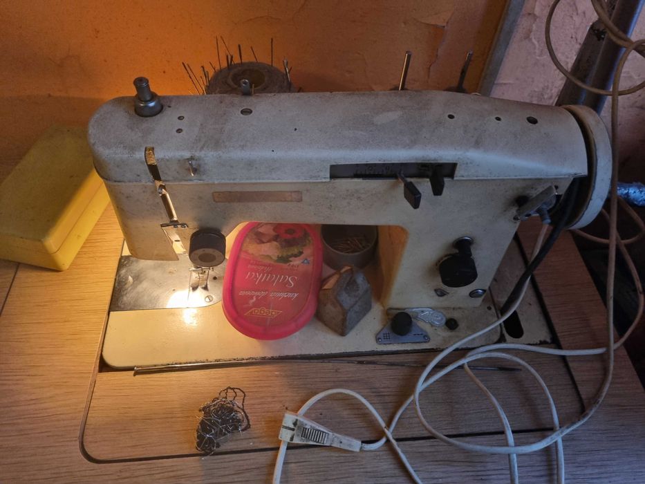 Stara maszyna do szycia Lucznik z biurkiem