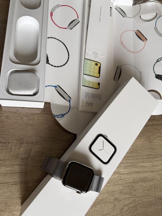 Apple Watch 4 44 Silver  Stainless Steel Milanese Loop