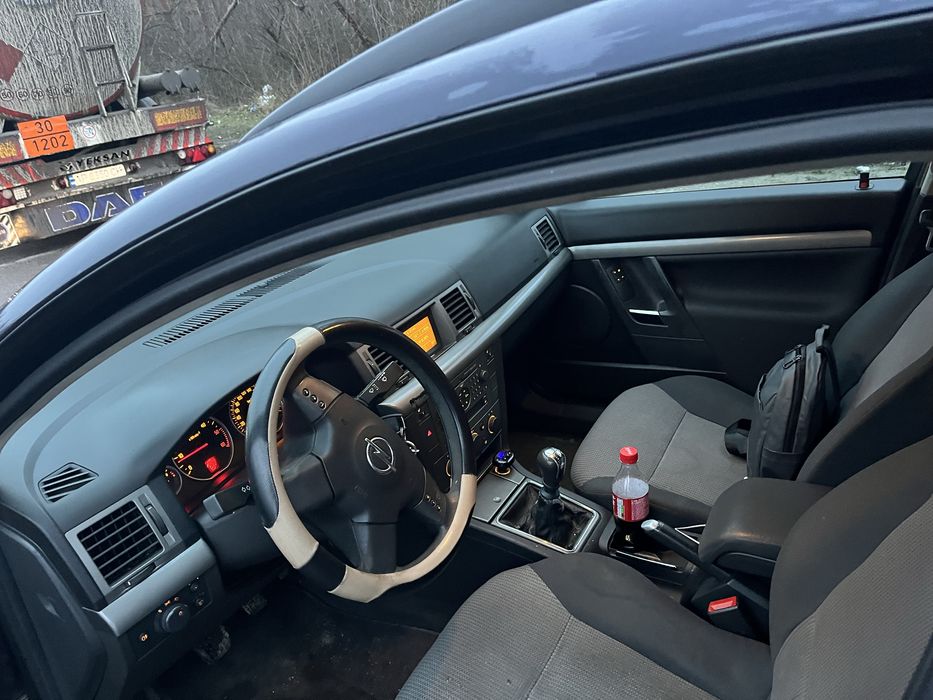 Продаєця ОПЕЛЬ Вектра