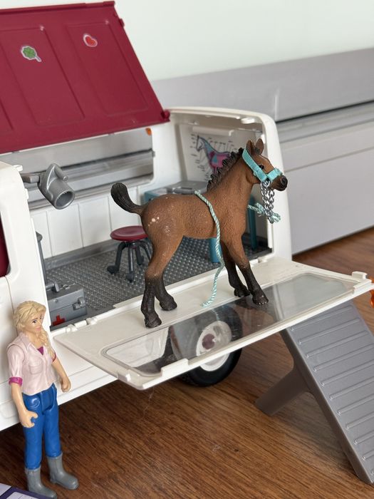 Samochod weterynaryjny firmy schleich