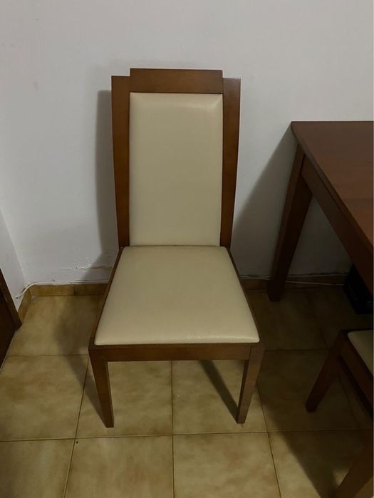 Mesa de sala e cadeiras