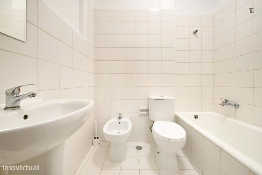 Quarto - localizado em Benfica Lisbon