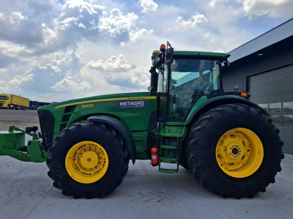 John Deere 8430