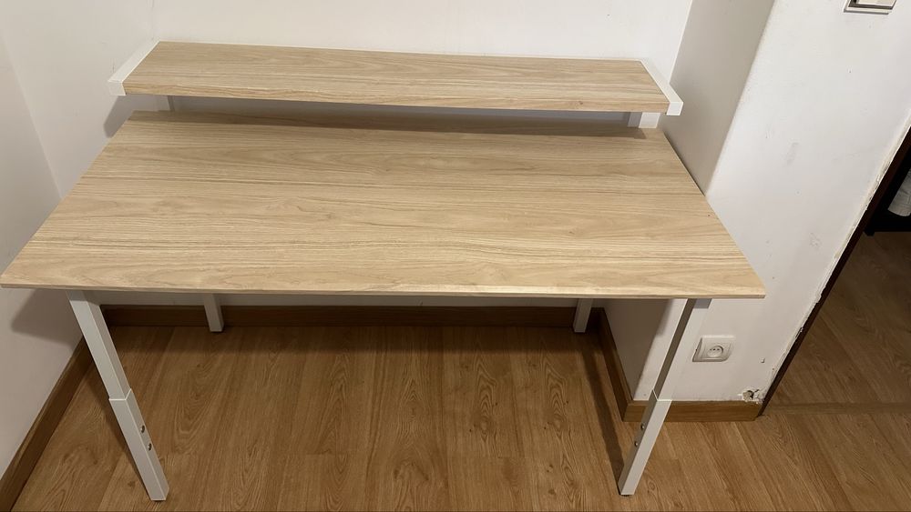 Secretária com prateleira