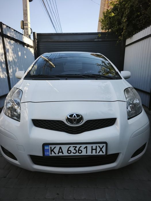 Продаётся личный автомобиль Toyota Yaris 2011 года