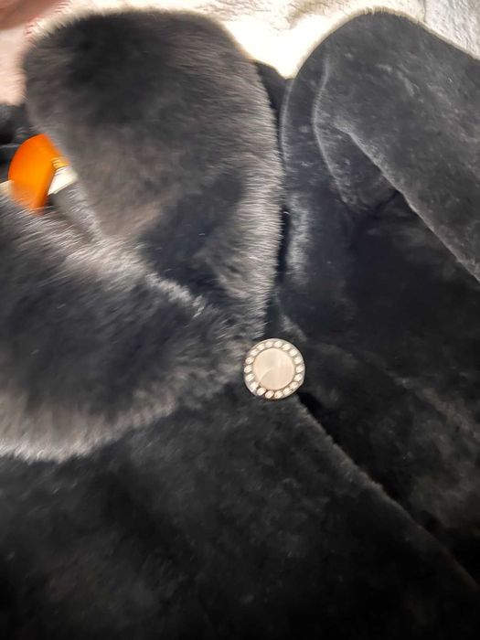 Жіноча мутонова шуба з песцовим коміром